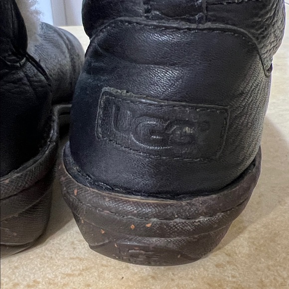UGG Caspia Ankle Boots Womens 7 Black Leather Sheepskin Lined - Picture 5 of 9